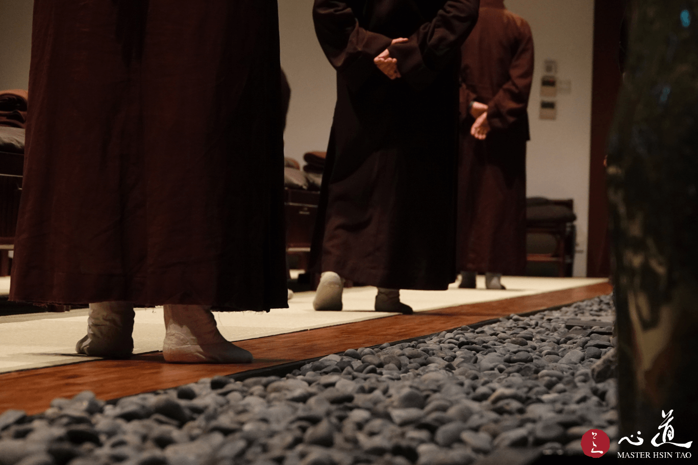 春安居禪修閉關，僧眾於禪堂行禪