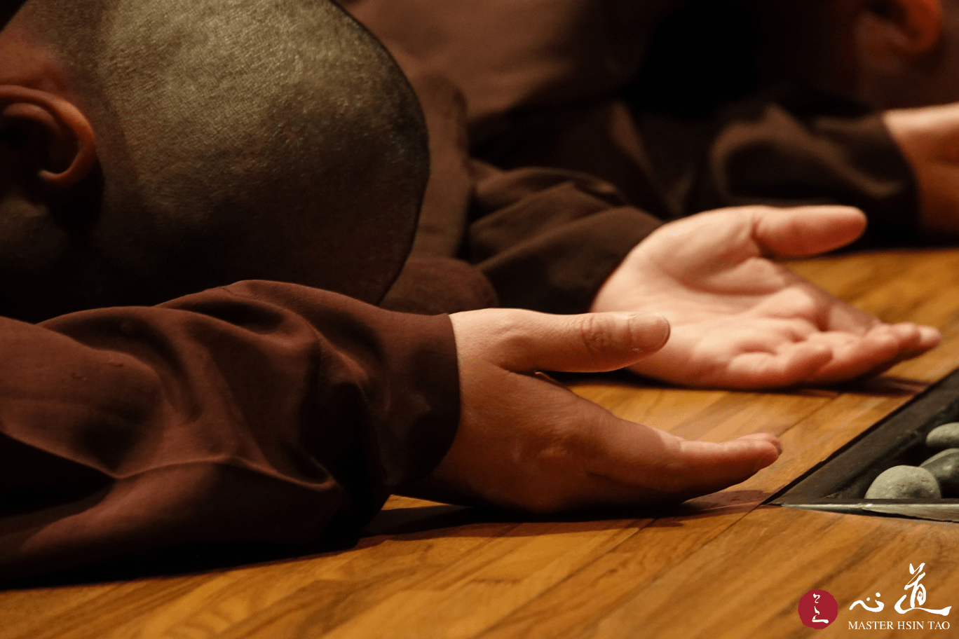 春安居禪修閉關，僧眾於禪堂頂禮