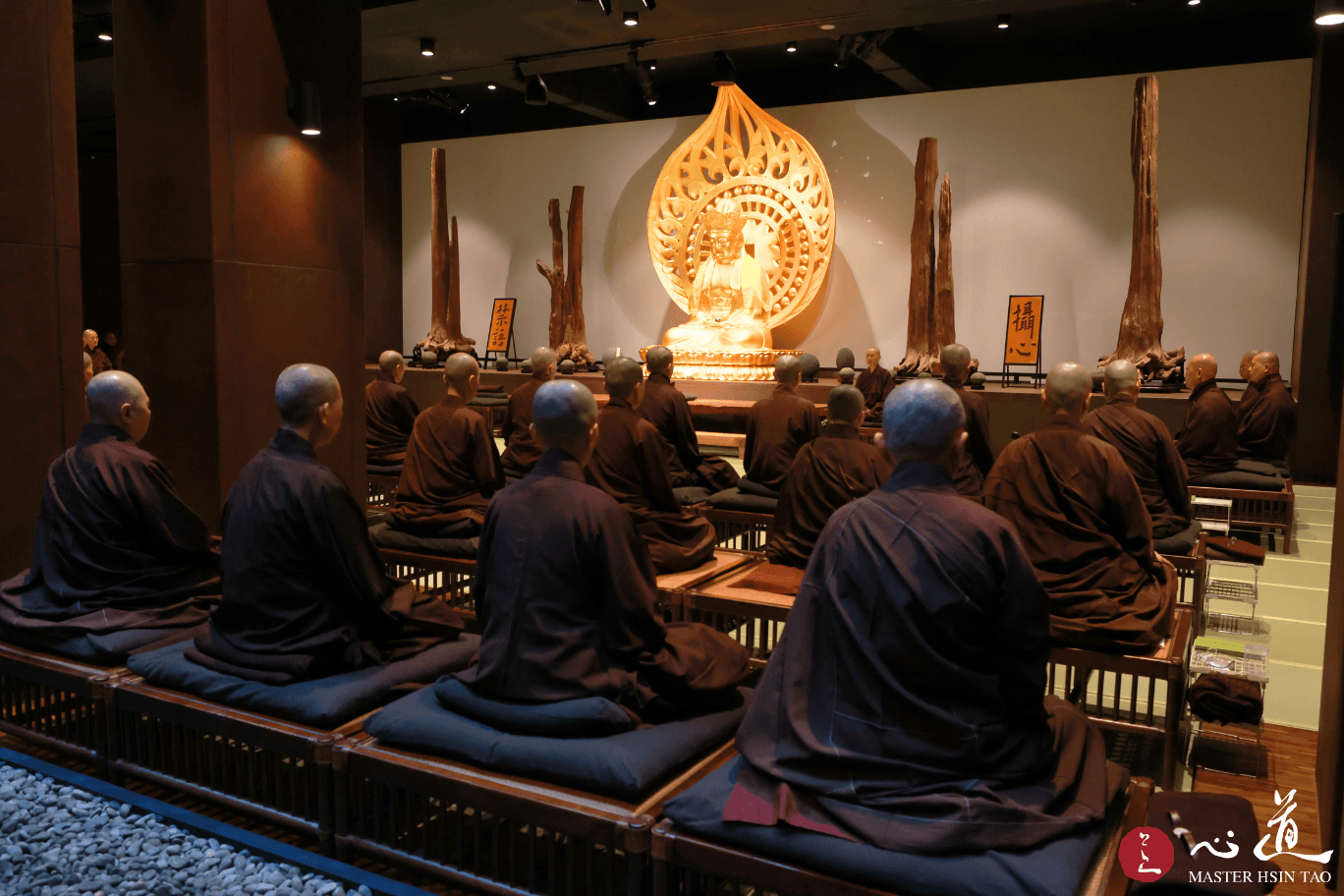 靈鷲山春季禪修閉關中，僧眾於佛殿內禪修，場面莊嚴寧靜。