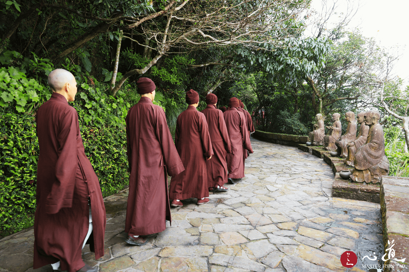 靈鷲山春季禪修閉關期間，僧眾在山林步道中進行禪修行禪，展現清淨修行氛圍。