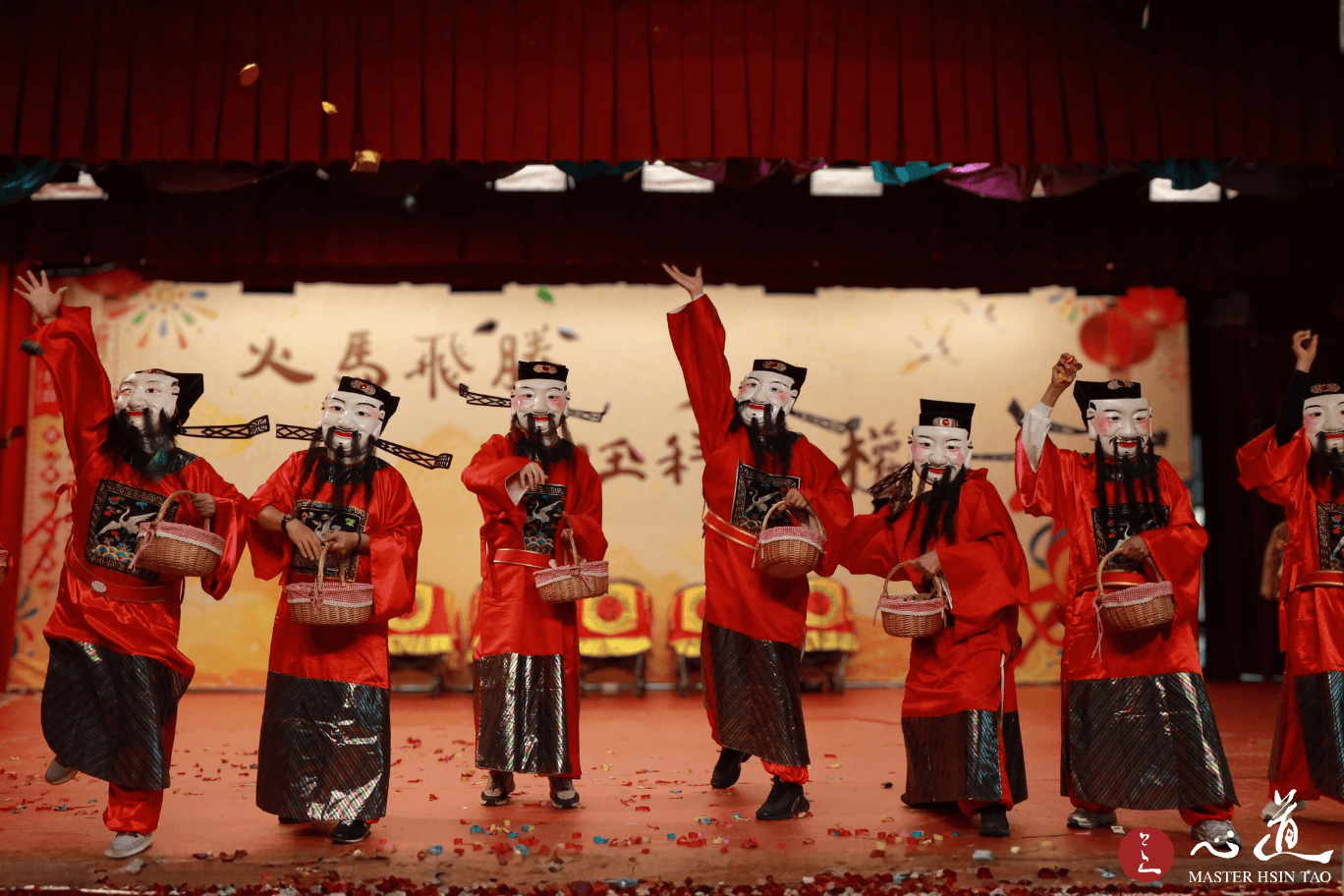 灵鹫山新春祈福活动舞台表演中,活动现场的演出者身穿财神爷服饰登台演出