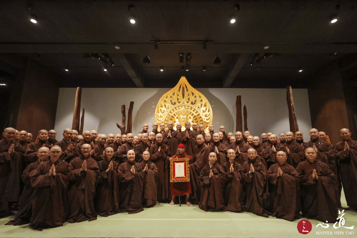 靈鷲山心道法師自緬甸返台後與僧眾合影，眾人合掌見證緬甸國家最高教育成就獎殊榮