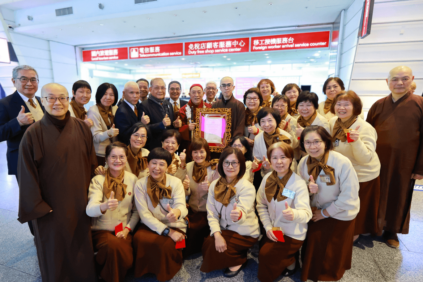 靈鷲山護法會委員與信眾於機場接機心道法師，合影慶賀緬甸國家最高教育成就獎返台