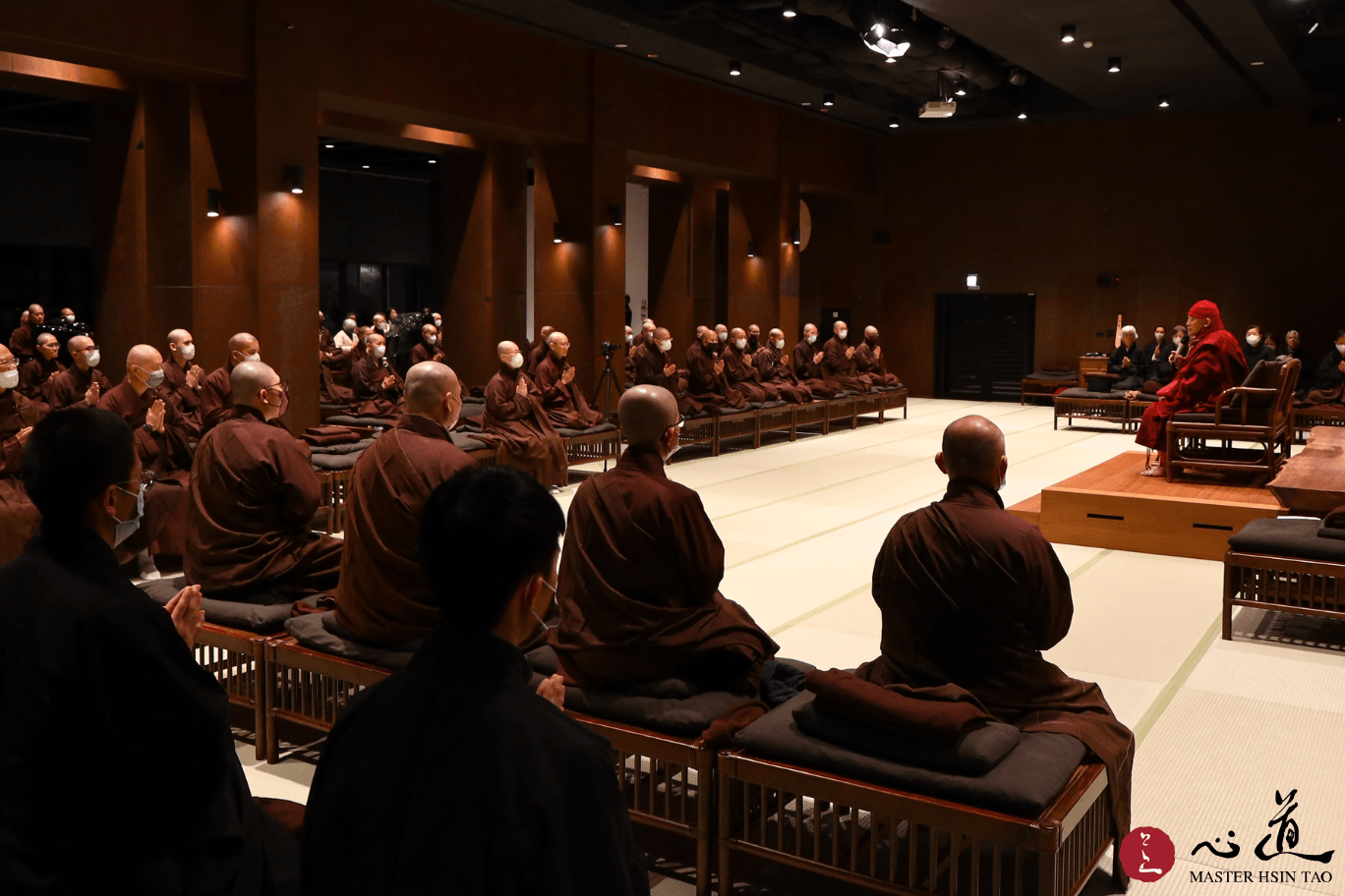 心道法師回到靈鷲山與禪修閉關僧眾共修，於禪堂開示覺知無相與平安禪四步驟精進禪修
