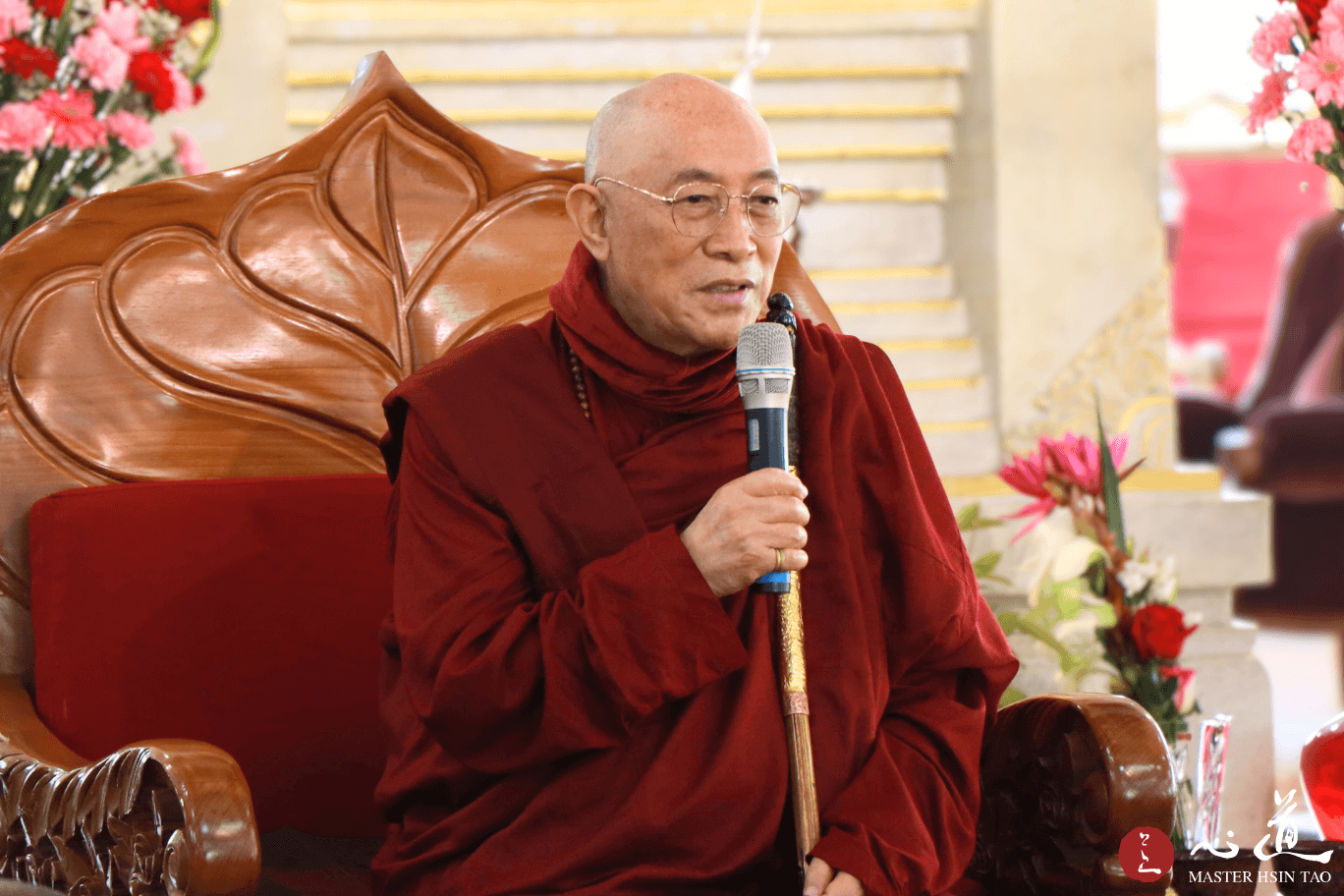 灵鹫山心道法师于法座上向大众开示