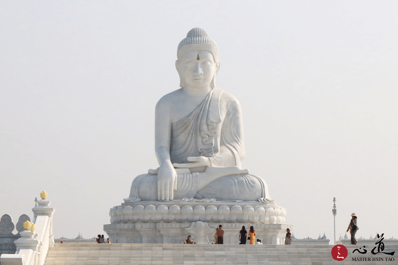 靈鷲山心道法師赴緬甸行程中拍攝白色大佛像，巨型佛像前有民眾參拜留影