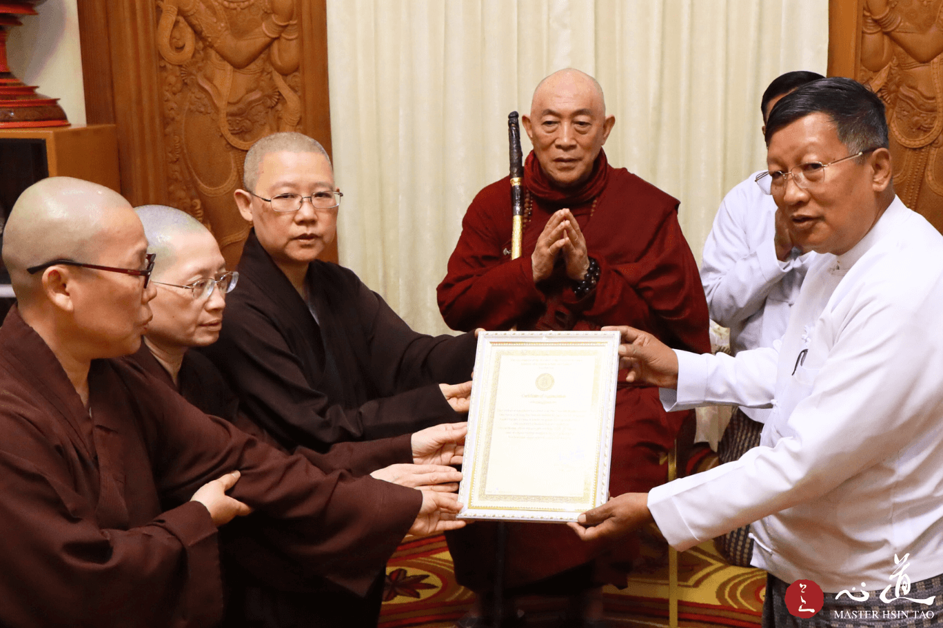 靈鷲山心道法師於緬甸接受國家最高教育成就獎頒贈，現場共同展示獎狀合影。