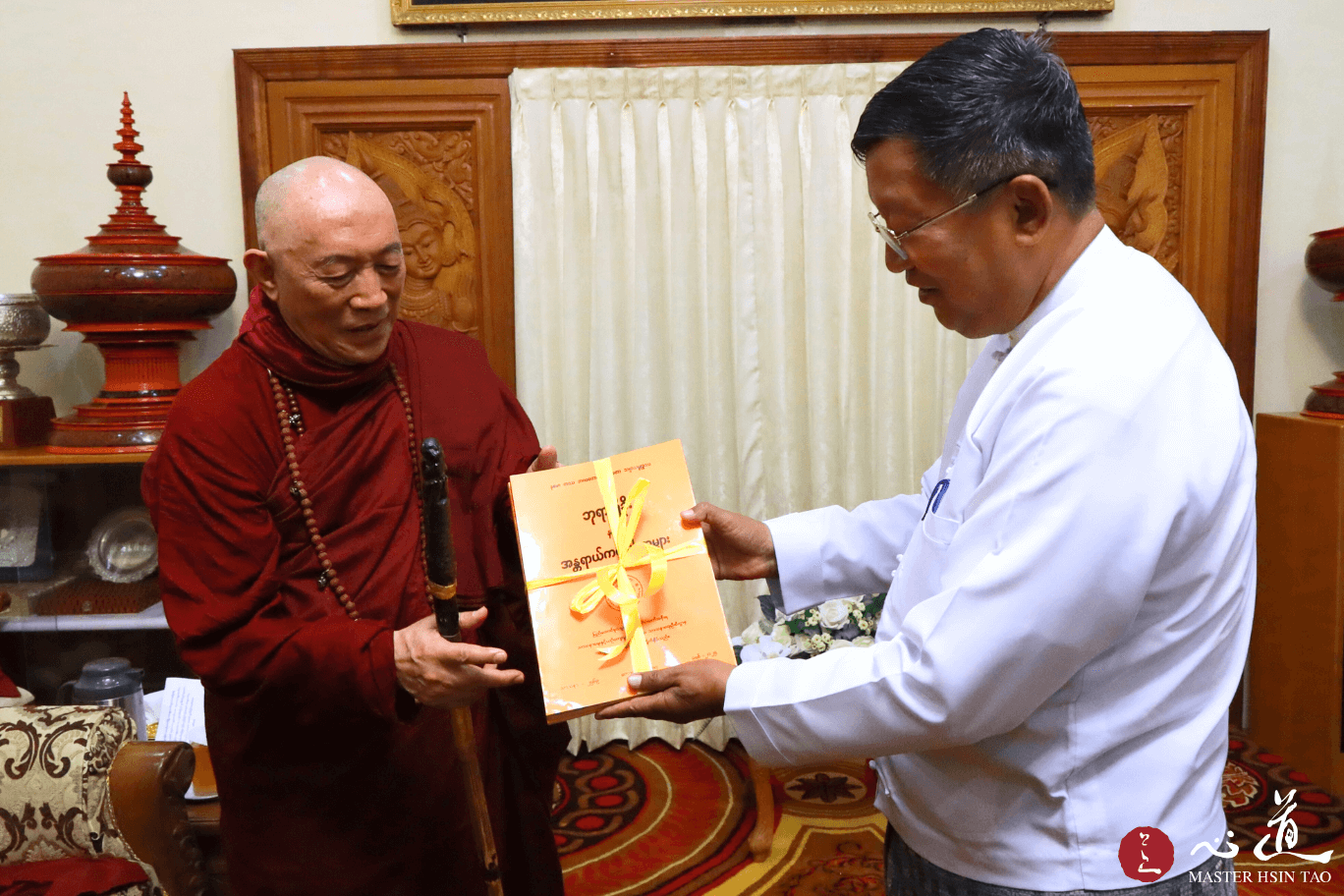 靈鷲山心道法師緬甸行程中與緬甸宗教部部長互贈紀念禮品，雙方手持禮品交流致意