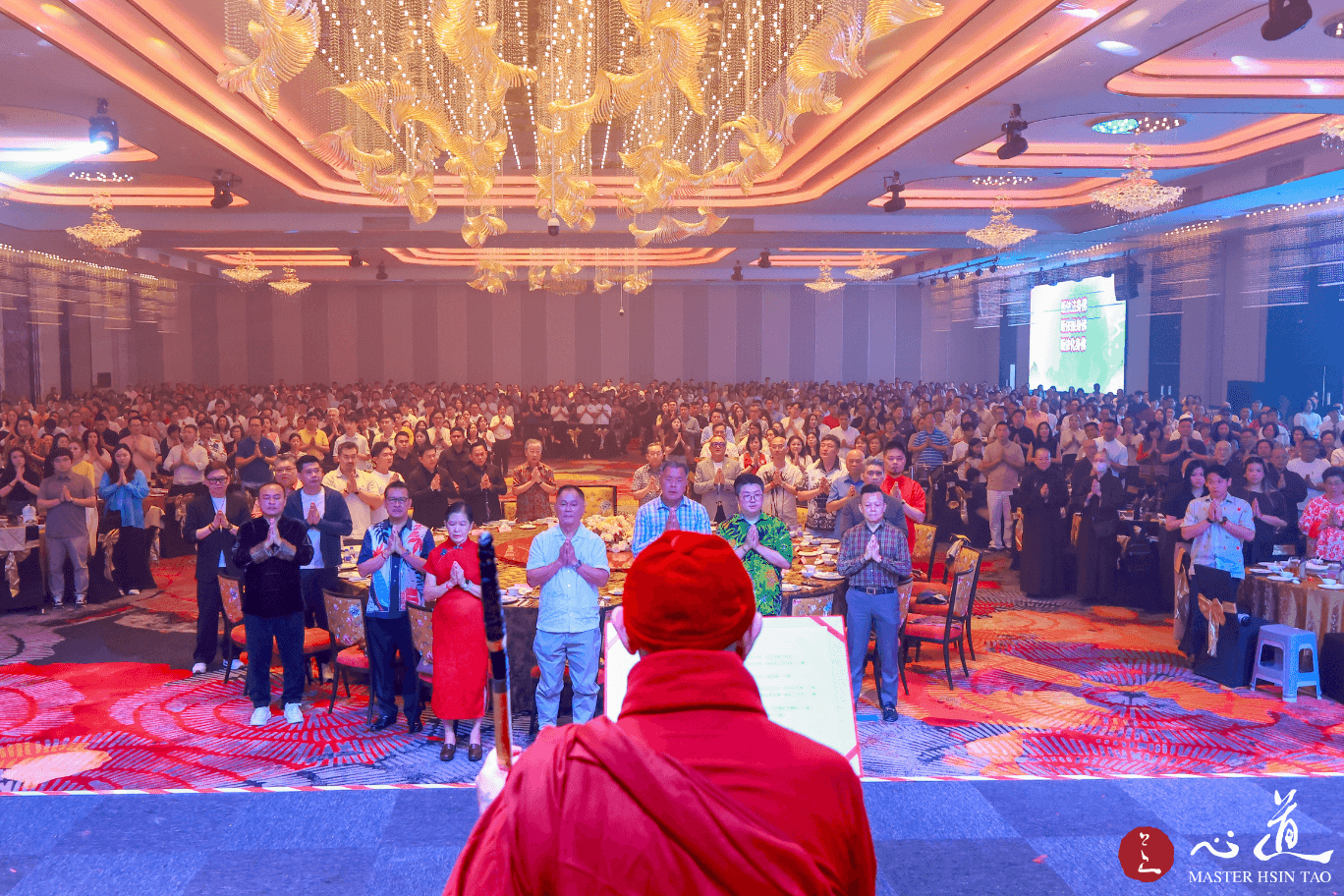 心道法師於馬來西亞吉隆坡主持靈鷲山雙溪龍新據點千人募款餐會，與會大眾合掌祈願
