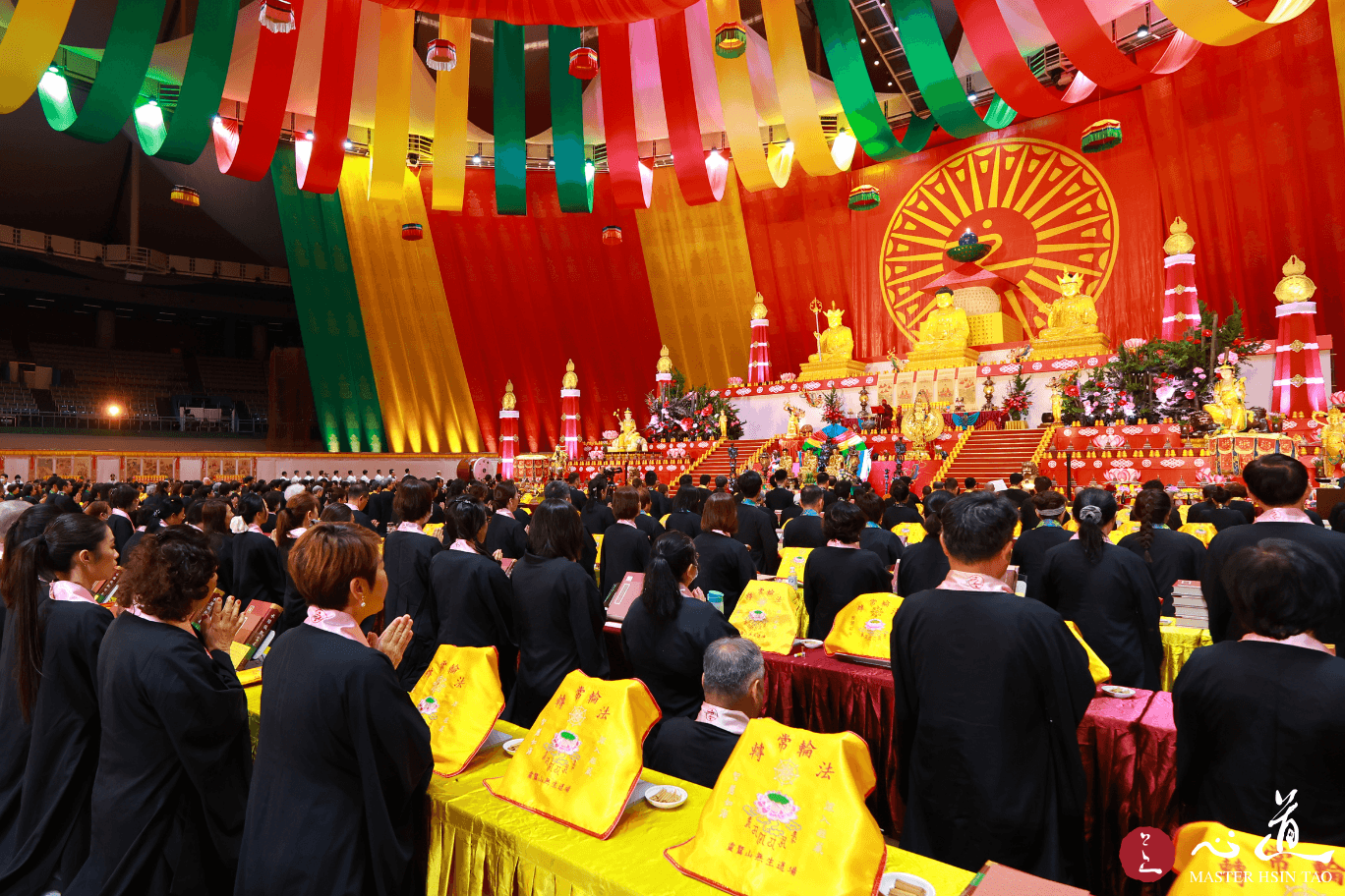 2026靈鷲山水陸法會結界壇場莊嚴殊勝，與會大眾合掌虔誠共修，祈願普施安世