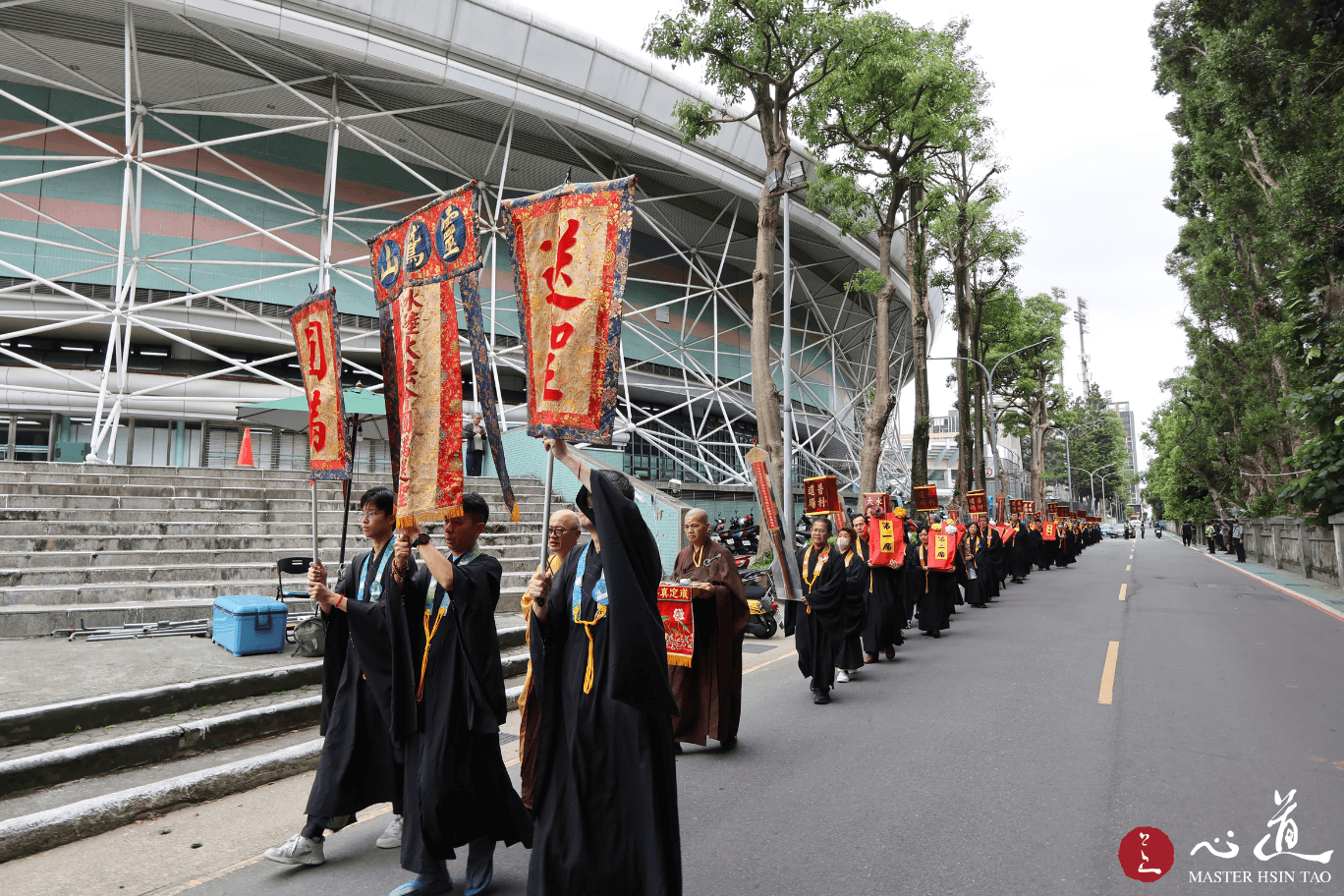靈鷲山水陸法會送聖行列莊嚴遊行，高舉「送聖」幡旗，引領六道有情往生解脫