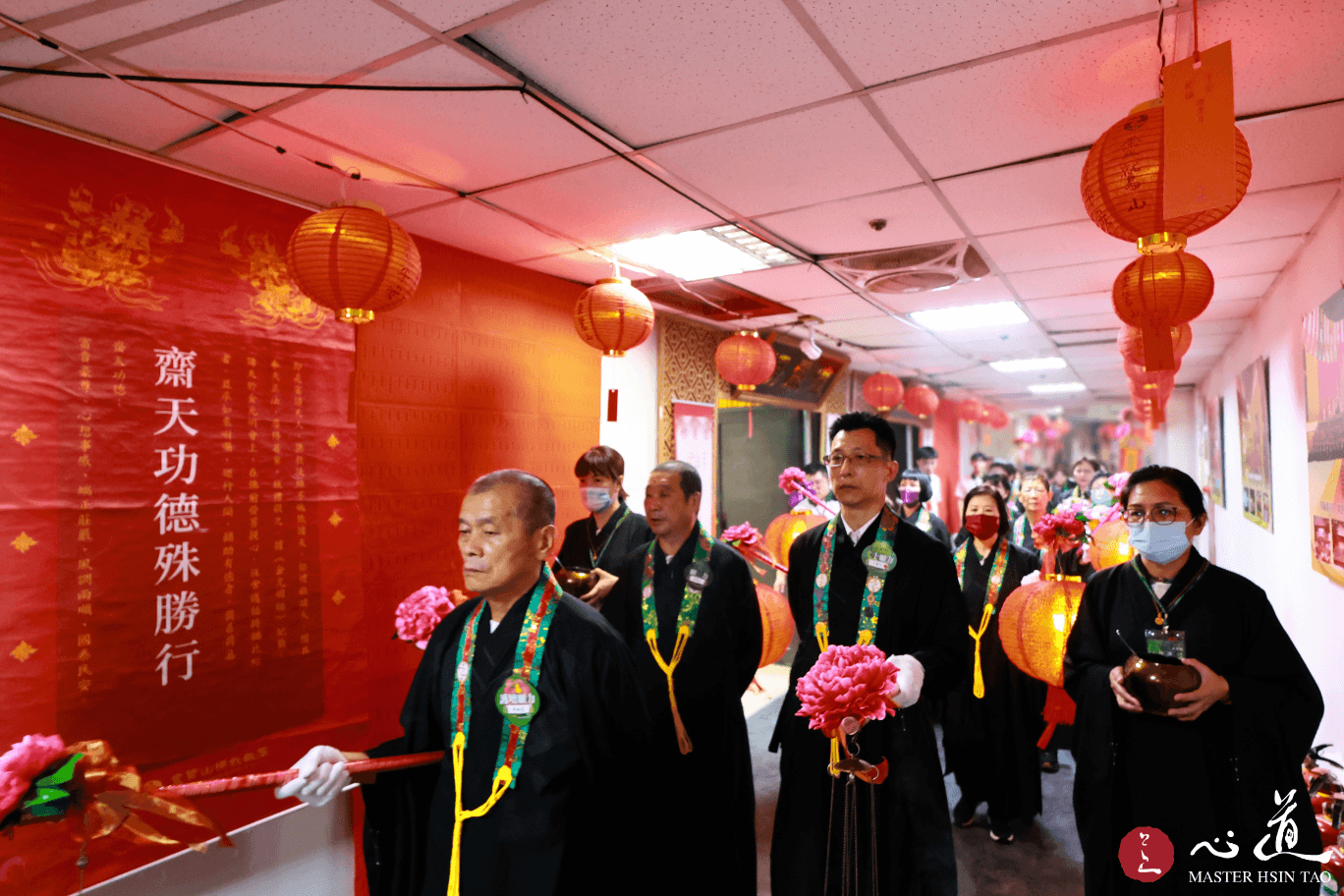 法師與信眾列隊行進於「齋天功德殊勝行」橫幅前，莊嚴參與2026靈鷲山水陸法會灑淨典儀